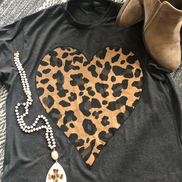 Leopard Heart t-shirt Graphic crew-neck Women’s - Picture 3 of 4